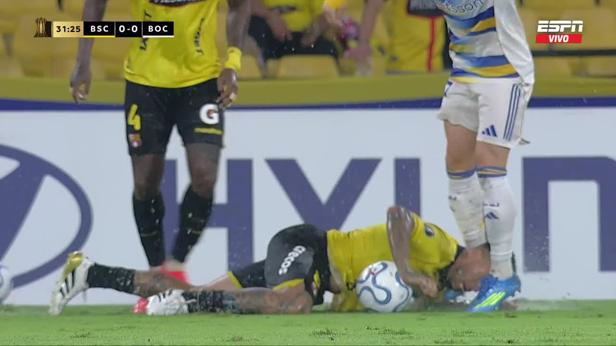 🟥 Nooo pero cómo le tiras una patada a la cabeza a un adversario. Fea imagen de Ascacibar de Boca en esta jugada. Correcto llamado del VAR Nicolás Gallo a Carlos Betancur 🇨🇴 para expulsarlo. Supongo será reportado como conducta violenta #Libertadores