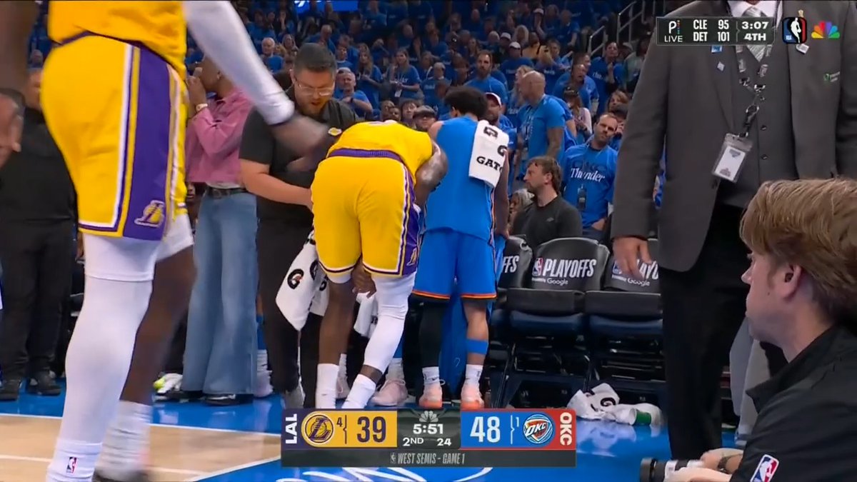 That’s gotta hurt… Jarred Vanderbilt heads to the locker room after a hard hit on the backboard. Watch the #NBAPlayoffs LIVE on Disney+ 📺