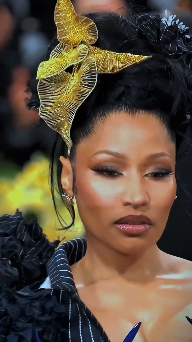 Nicki Minaj has a face card that makes btches like Beyoncé look basic.