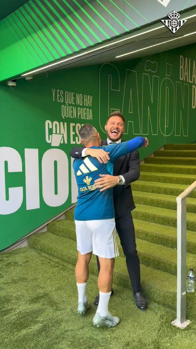 🇪🇸🫂 Joaquin and Santi Cazorla meet once again. Two GREATS of Spanish football! 1,627 club career appearances between the two of them. Incredible. 👏❤️