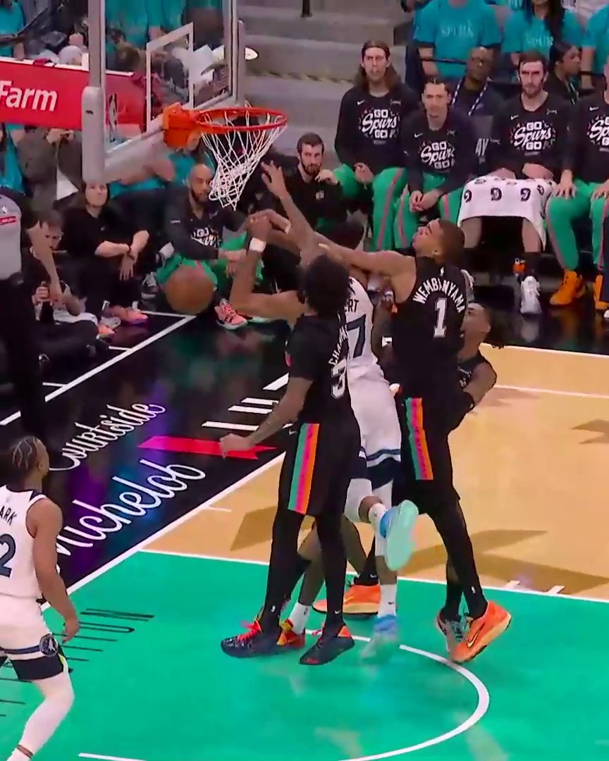 "Au moins 4 de ses contres n'étaient pas valables." Hier, Chris Finch (coach des Wolves) a remis en question le record de Victor Wembanyama (12 blocks) lors du Game 1 Spurs - Wolves. Ou comment mettre la pression sur les arbitres avant le Game 2. 🍿