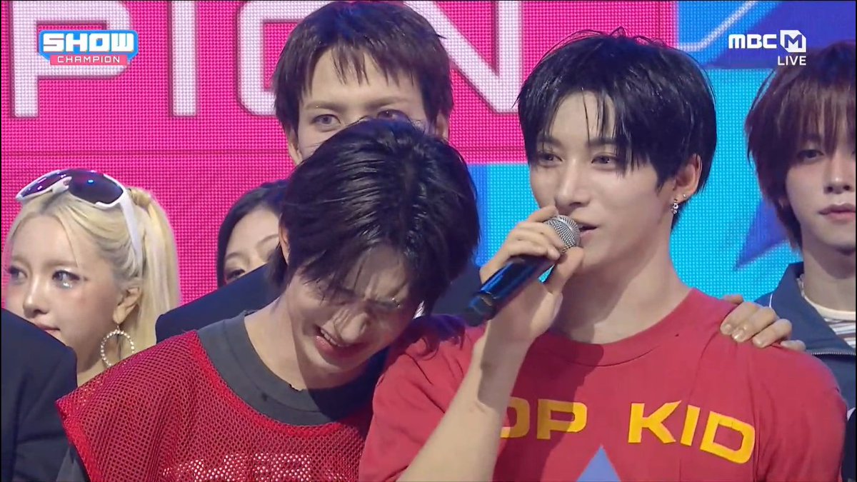 🏆 NEXZ takes their first-ever music show win on today’s Show Champion with “Mmchk” — in their 2nd debut anniversary month! 🥳 Huge congrats to NEXZ and NEX2Y! 🥂 #NEXZ1stWin #Mmchk1stWin #NEXZ #Mmchk #NEXZ_Mmchk (260506)