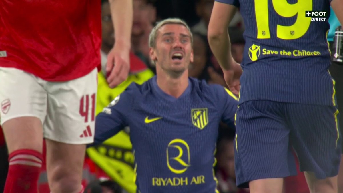 Pénalty ou pas sur Antoine Griezmann ? Le Français est fauché par Calafiori dans la surface mais Gabriel est touché juste avant par Pubill ! Ça chauffe sur le but d'Arsenal 🔥