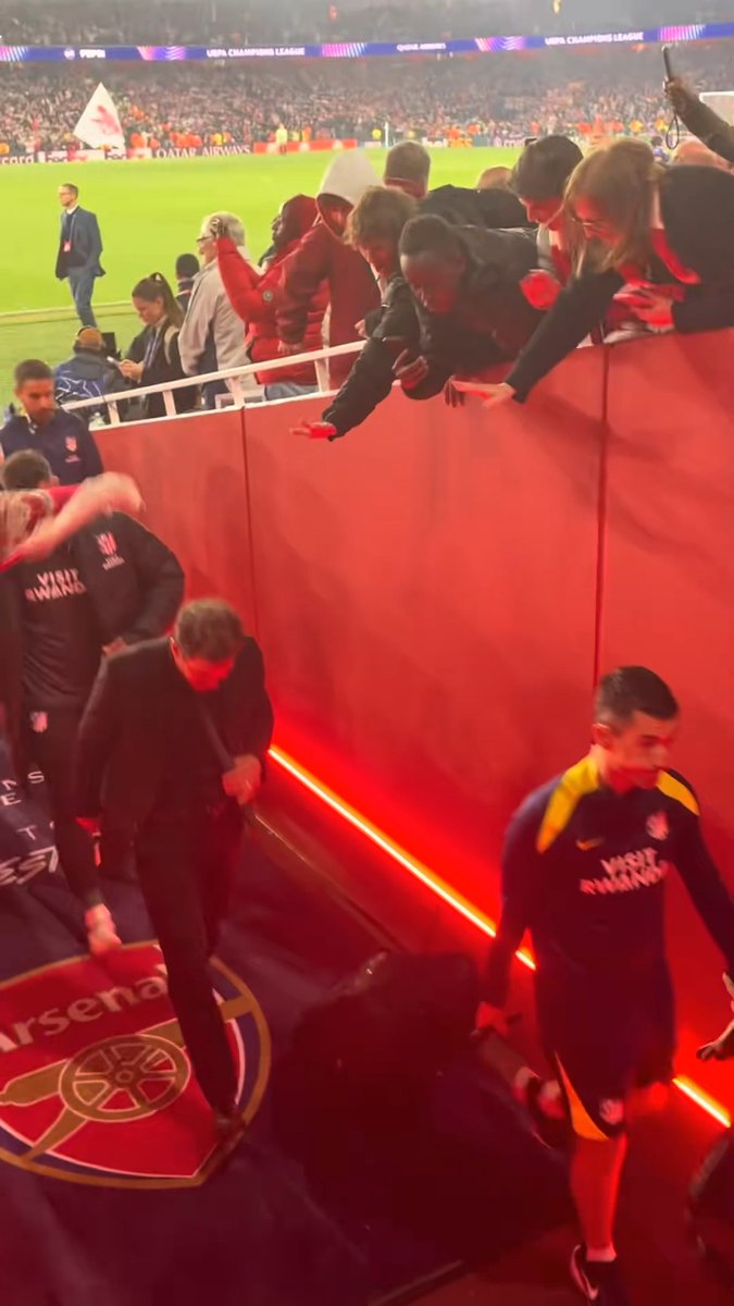 Diego Simeone was spotted walking on the Arsenal badge at full-time, while his players avoided it 👀 The Atletico Madrid manager confronted Ben White for doing the same thing in the first leg. (via @arsenaltunnelcam/tt)