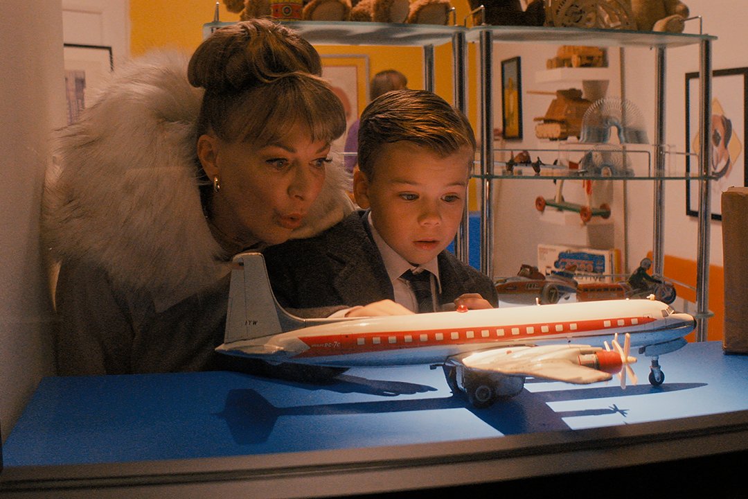 The official trailer for John Travolta’s feature directorial debut ‘PROPELLER ONE-WAY NIGHT COACH’ has been released. Premiering May 29 on Apple TV.