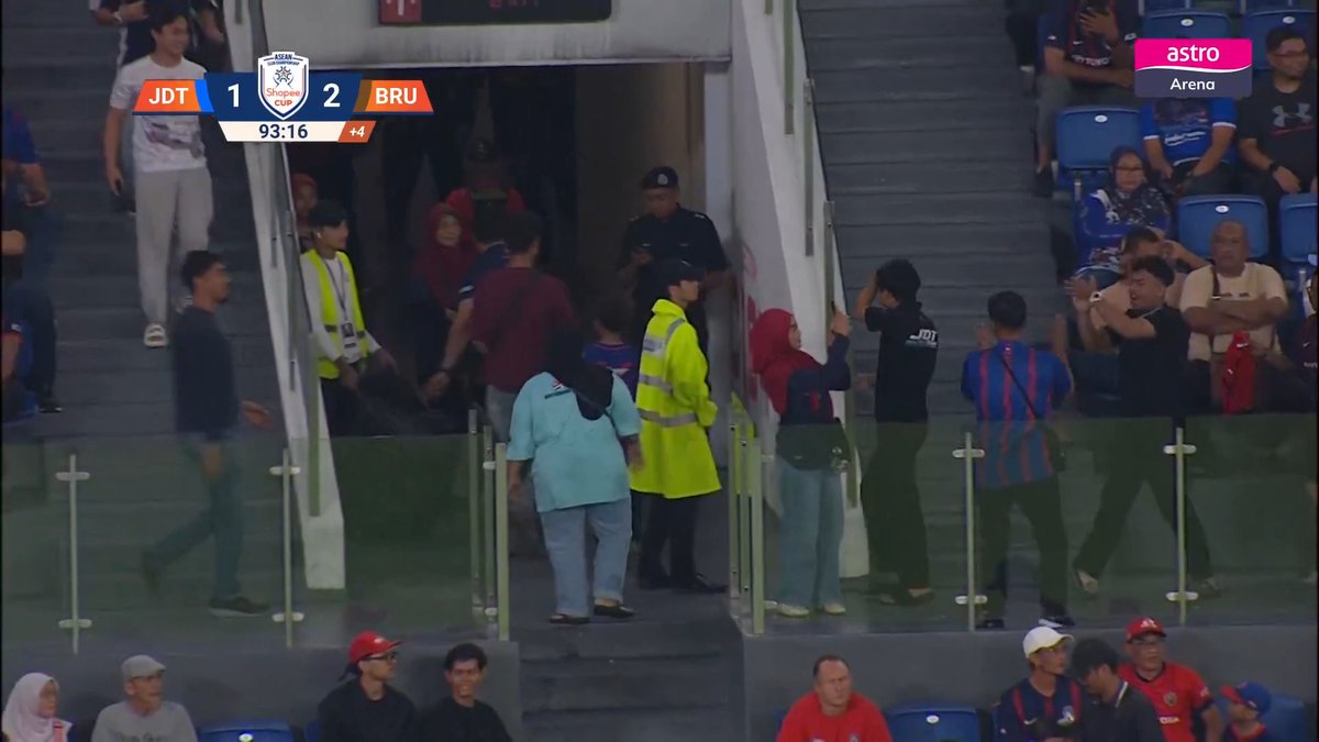 Sejurus sahaja tuan rumah meraikan jaringan mereka, Buriram United menerusi Guilherme Bissoli terus menghukum, dengan half volley menarik memastikan kelebihan dua jaringan dibawa pulang ke bumi Thai. #ShopeeCup