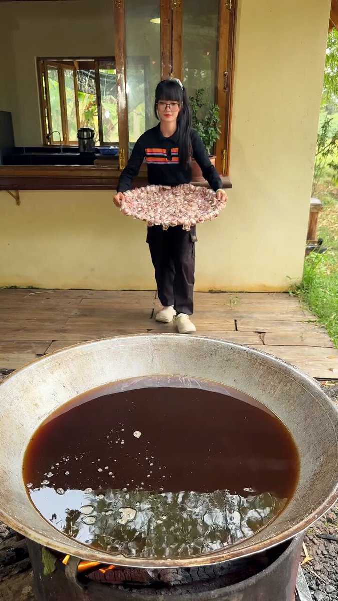鍋に落ちなかった生肉（砂肝？）がくっついたまま残ってるトレーを一瞥もせず退げたり、刻んだ食材を両手で掴んで溢すような演出してる様子見たら、「あーこの人別に料理が好きでやってる訳じゃないのかもなー」みたいに感じちゃって無理。