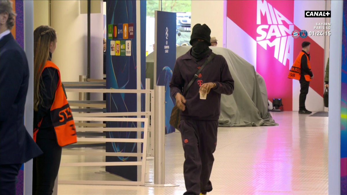 ON NE VOIT PAS MICHAEL OLISE 🇫🇷. 🥷 L’arrivée du Français fidèle à lui-même. 🎥 CANAL+ Foot