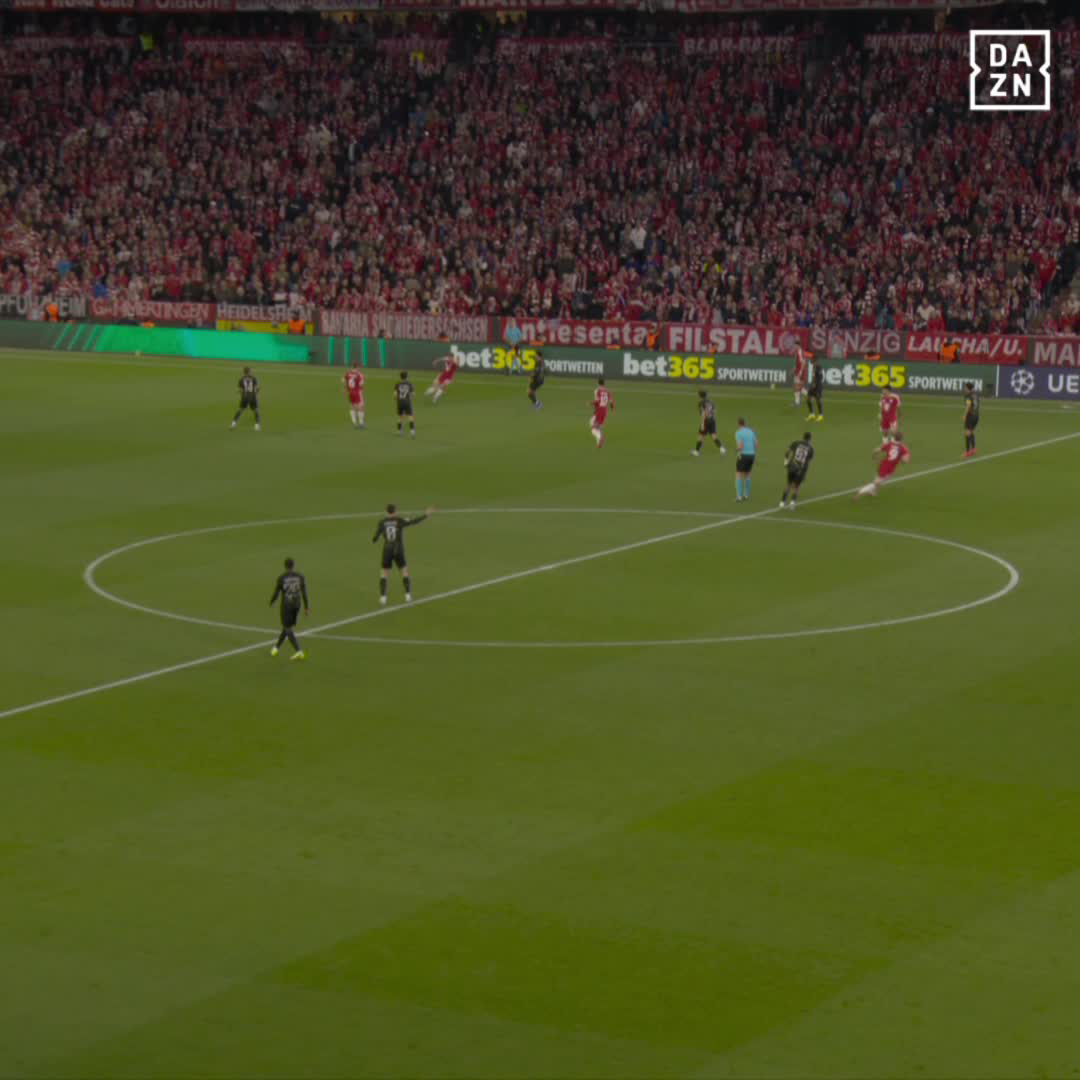 Dieser Pfiff bringt Ballack in Rage #DAZNmoment Das entscheidende Rückspiel zwischen dem #FCBayern und #PSG seht Ihr in 🇩🇪 mit DAZN Unlimited - derzeit bereits ab 24,99 mtl. erhältlich 📲 Link in der Bio #ChampionsLeague #UCL #FCBPSG