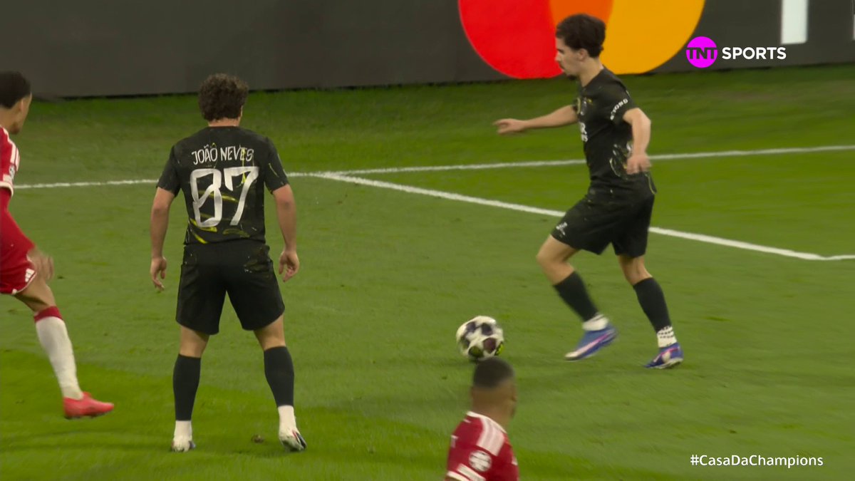 que loucura essa regra kkkkkkkkk como não marca pênalti nisso aqui