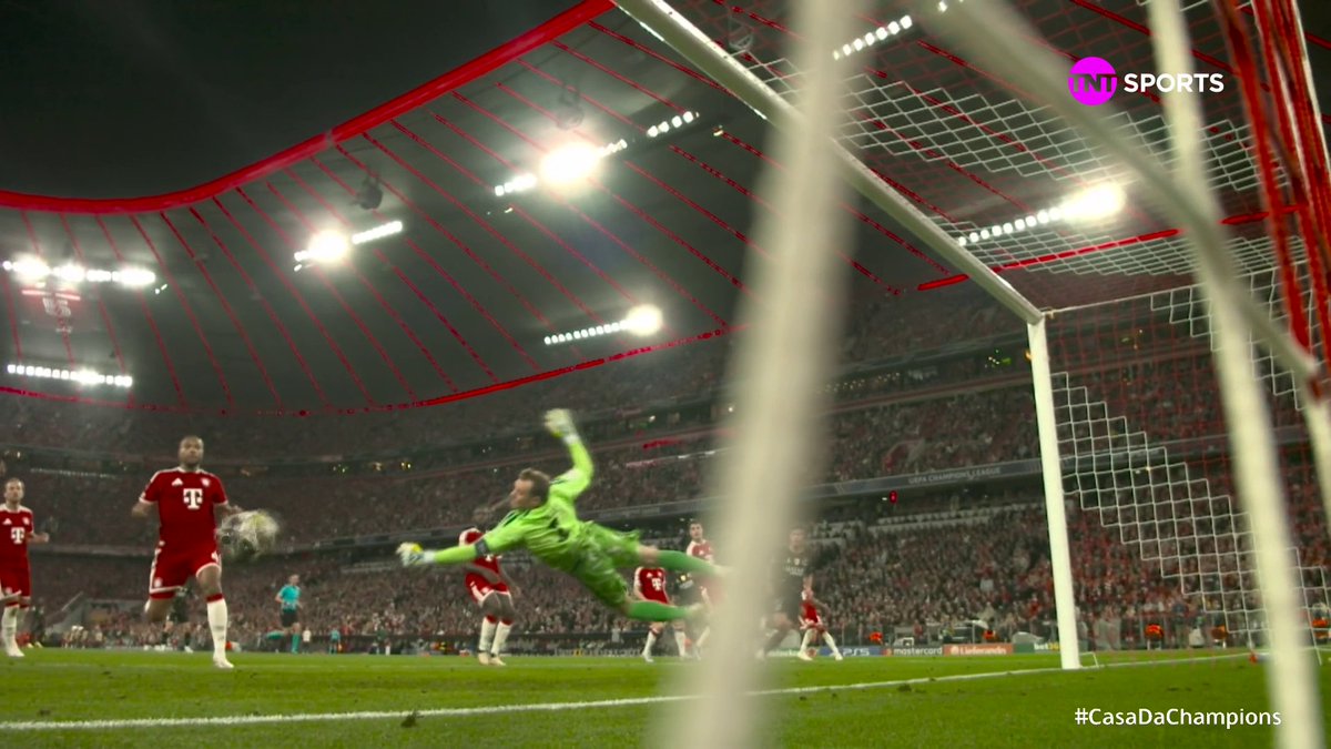 OLHA A DEFESAÇA QUE O NEUER FEZ MESMO AOS 40 ANOS! 🧤🇩🇪 O GOLEIRO ALEMÃO SALVOU O BAYERN NA CABEÇADA DO JOÃO NEVES! ⚠️ QUEM VAI PRA FINAL? Bayern x PSG é EXCLUSIVO na @tntbr e na @streammaxbr ( #CasaDaChampions #HBOMax #TR