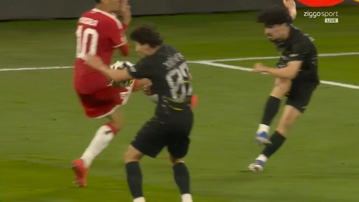 Geen penalty voor Bayern München 😳 Wie het weet mag het zeggen... 🗯️ #ZiggoSport #UCL #BAYPSG