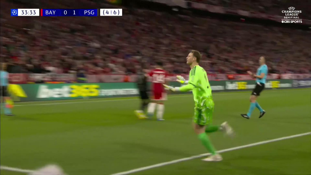 Respect to Manuel Neuer 👏 The Bayern Munich captain urged fans to stop throwing objects on the pitch 🧤