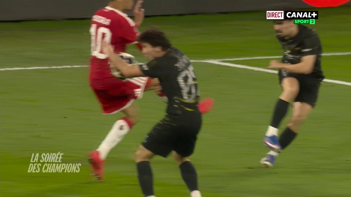 #LDC ⭐️ : Nos experts décryptent l’action polémique de la 1ère période 👀 La main de João Neves dans la surface du PSG fait débat ⚖️ 👉 Penalty ou non selon vous ?