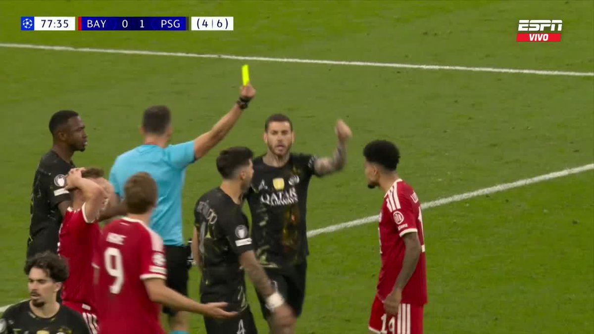 SE ENOJÓ LUCHO DÍAZ: el colombiano pidió falta y se ganó la amarilla vs. PSG. 📺 Toda la #UCL por #DisneyPlus Plan Premium