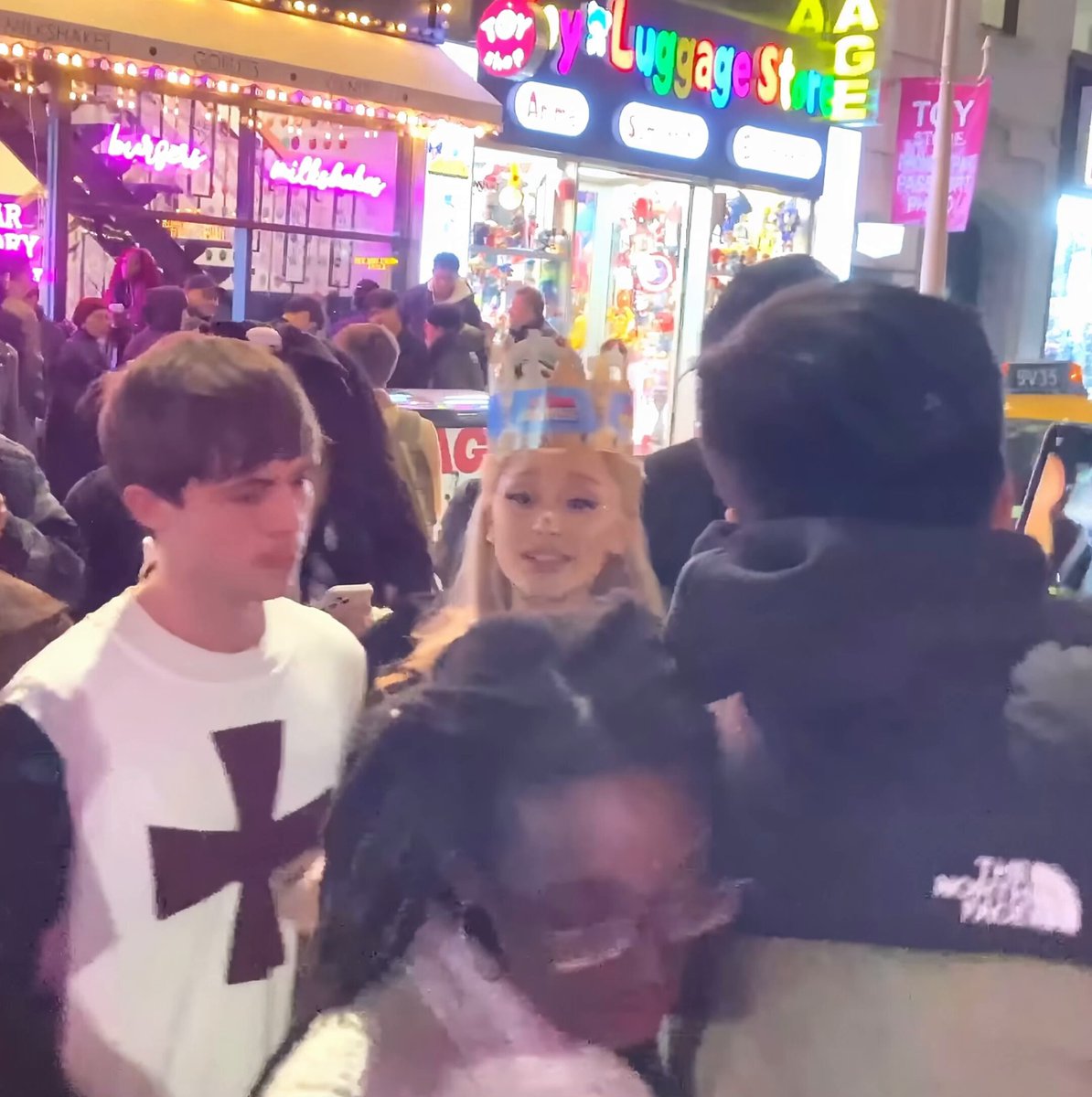 remember when ariana walked out of a broadway show and had half of new york city chasing her 😭