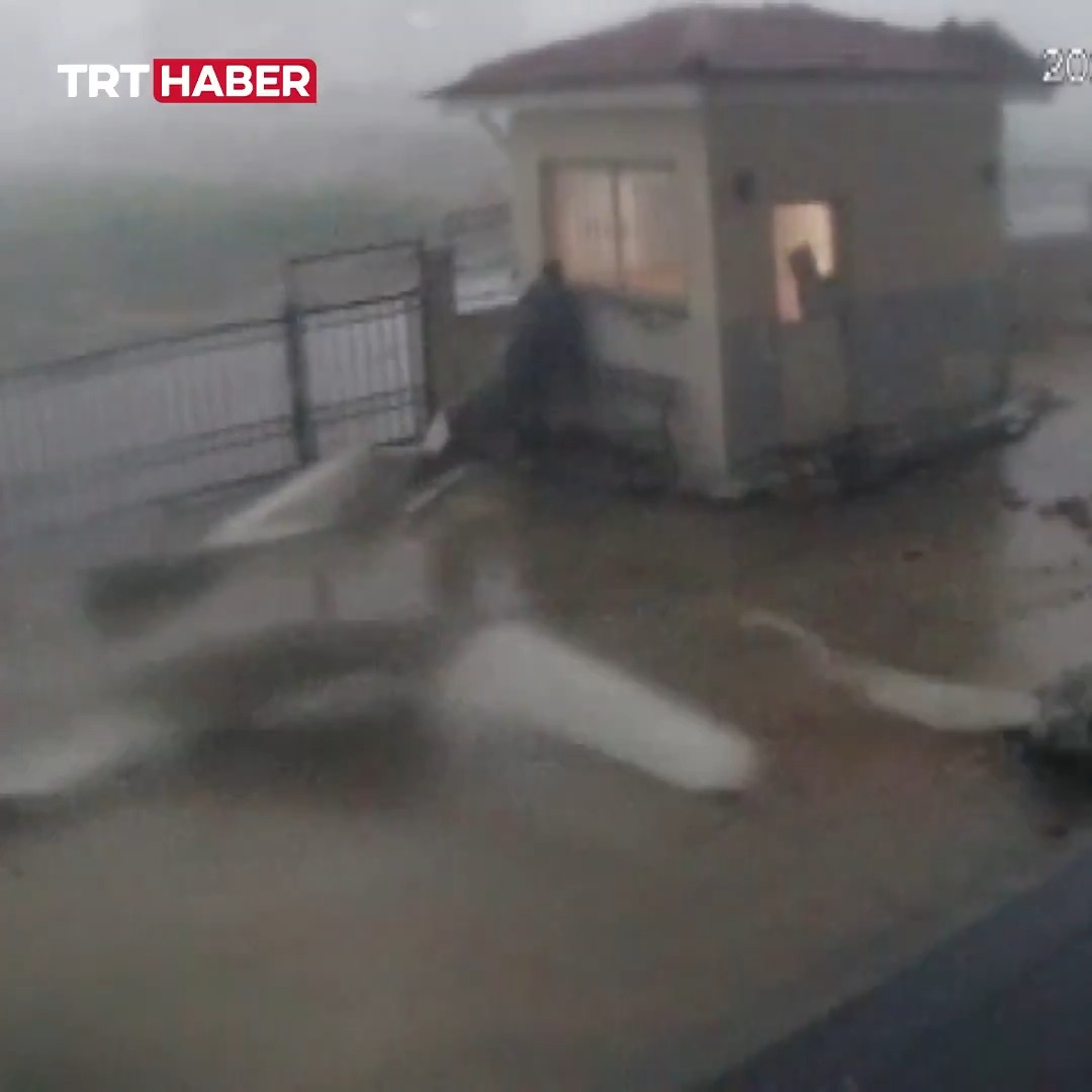 Koyunlarını otlatırken fırtınaya yakalanan çoban bir okulun bahçesindeki banka tutunarak savrulmaktan kurtuldu. 📍Gaziantep