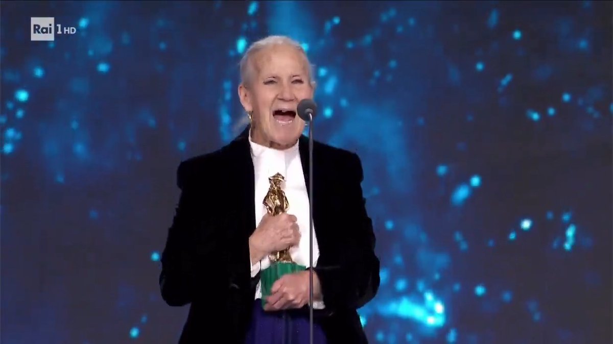 Aurora Quattrocchi, attrice siciliana di 83 anni, vince il #David71, sale sul palco e ringrazia tutti urlando superlativi assoluti. Reginissima