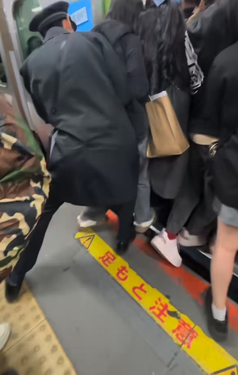 東京で働く会社員が ゴールデンウィーク明けに直面する「現実」がこれ。履いている靴を失うほどの混雑。天与呪縛のフィジカルギフテッドのみ生き残れる世界。満員電車こそ五月病の原因かもしれない。