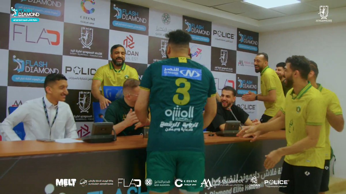 🎥 أجواء خاصة من المؤتمر الصحفي لاعبو الخليج يقتحمون المؤتمر الصحفي احتفالًا بكأس #نخبة_فلاش_دايموند_للكبار 🏆🎉