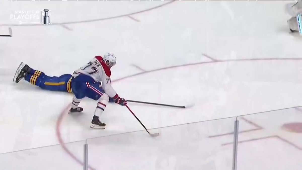 What an unreal effort from Kirby Dach to cut the Sabres' lead in half 😳