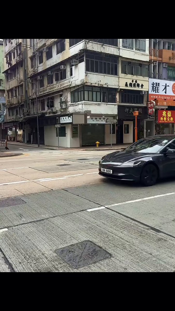 Hong Kong has officially become "Tesla-land" 🇭🇰 Standing on a street corner in Central, you can witness the brand’s entire evolution in a single traffic light cycle. It is one of the few places on earth where you see total saturation across the board—from the high-end luxury of the Model S and the iconic falcon-wing doors of the Model X to the massive waves of Model 3s and Model Ys that have become the city’s new standard. It’s no longer just a trend; it’s the city's new automotive DNA. It’s the Octopus card of the road.