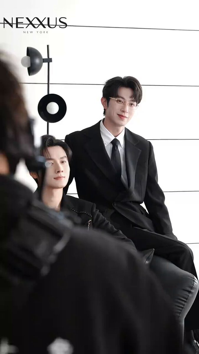 NEXXUS纽约 update 💓 Please enjoy these "core" fluttering Behind The Scenes Moments from the set~ Every handsome moment of Jiang Heng and Li Pei En has been perfectly captured 🤩 🤳 Their sweet little photo taking moments together are worth replaying again and again NEXXUS纽约 protects every beautiful moment from the "core" Let both charm and sweetness shine brightly 💌 JIANGLI HAIR HAPPY LIFE #NEXXUSxJIANGLI #江衡 #李沛恩 #JiangLi #OceanJiang #SeekyLi #LiPeiEn #JiangHeng