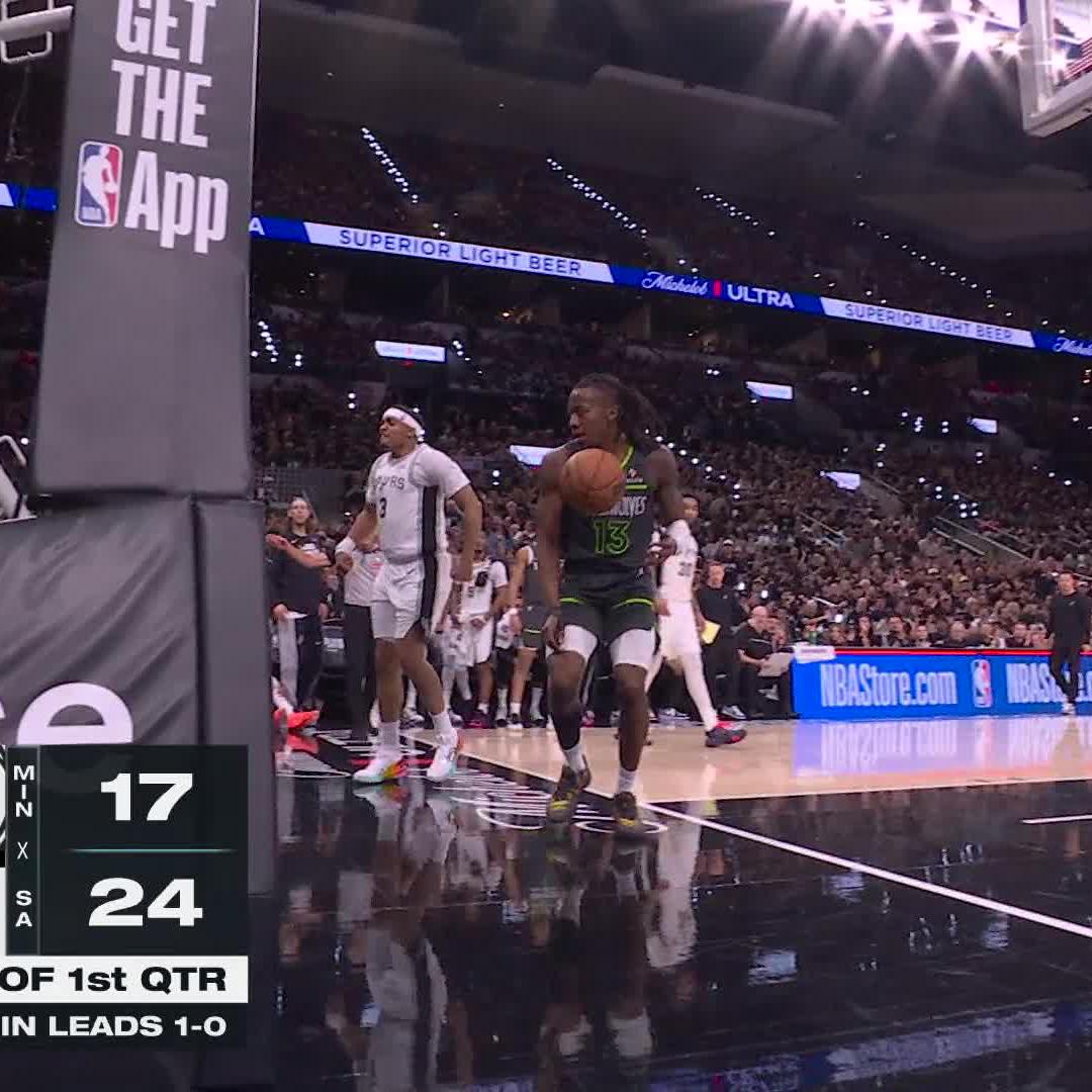 Keldon Johnson dando o toco e indo comemorar com a torcida. Muito brabo.