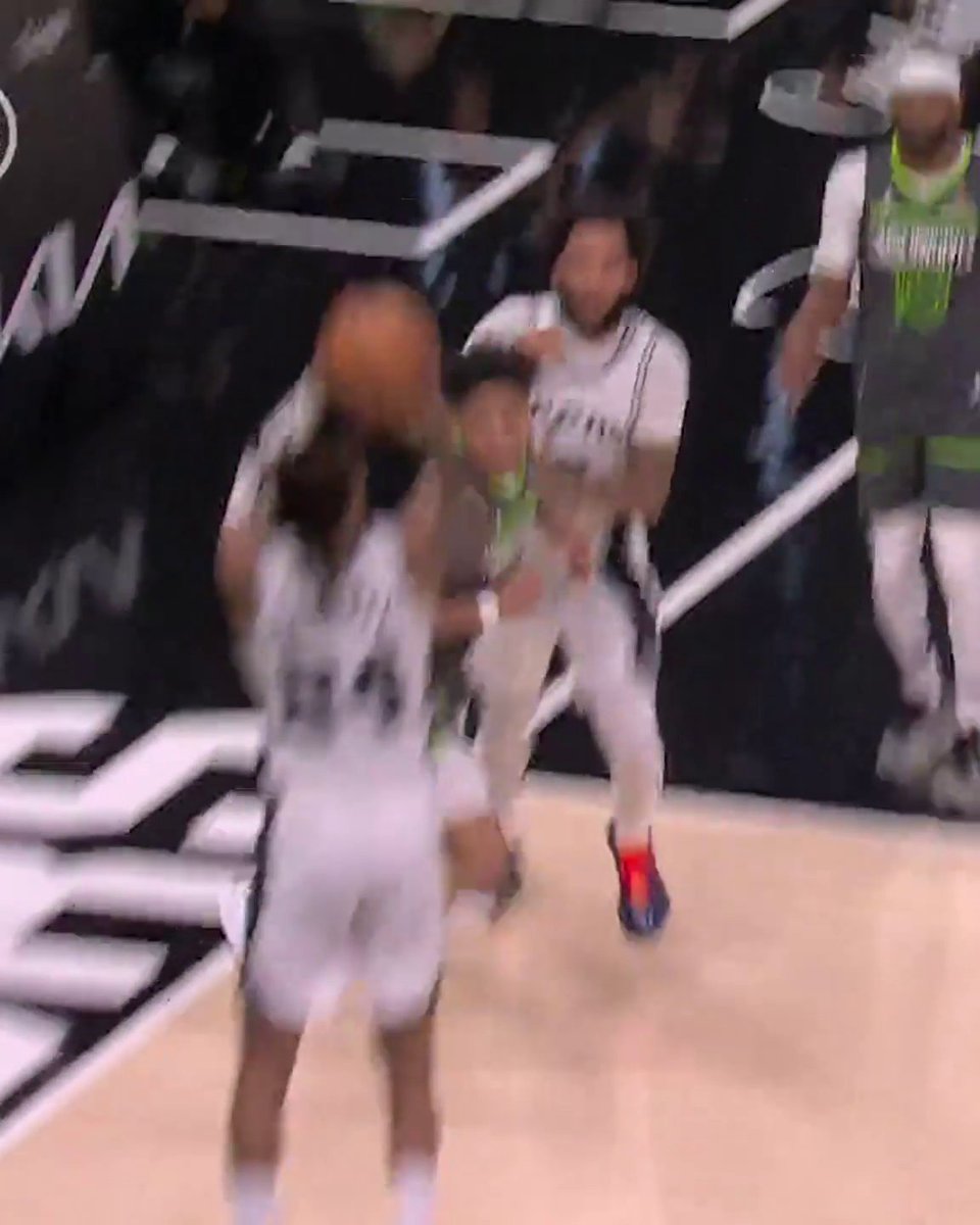 No-dip 3 in the air 😭🔥 Devin Vassell is cold for this 🥶