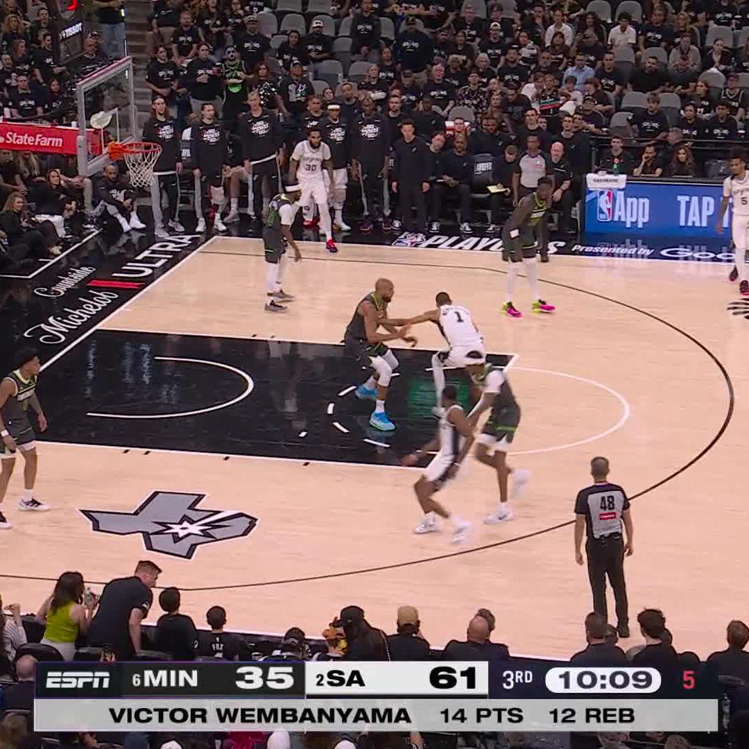 The awareness from Devin Vassell on this three-pointer — What a shot. 🔥