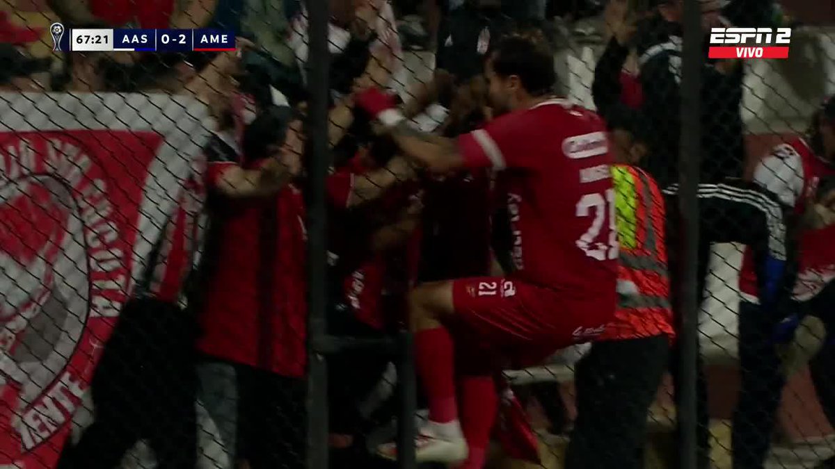 ¿CUÁNTOS SOÑARON CON GRITAR UN GOL ASÍ JUNTO A LOS HINCHAS? Tomás Ángel fue efectivo desde el punto penal y sentenció el 2-0 de América De Cali vs. Alianza Atlético en la cuarta fecha del Grupo A de la CONMEBOL #Sudamericana.