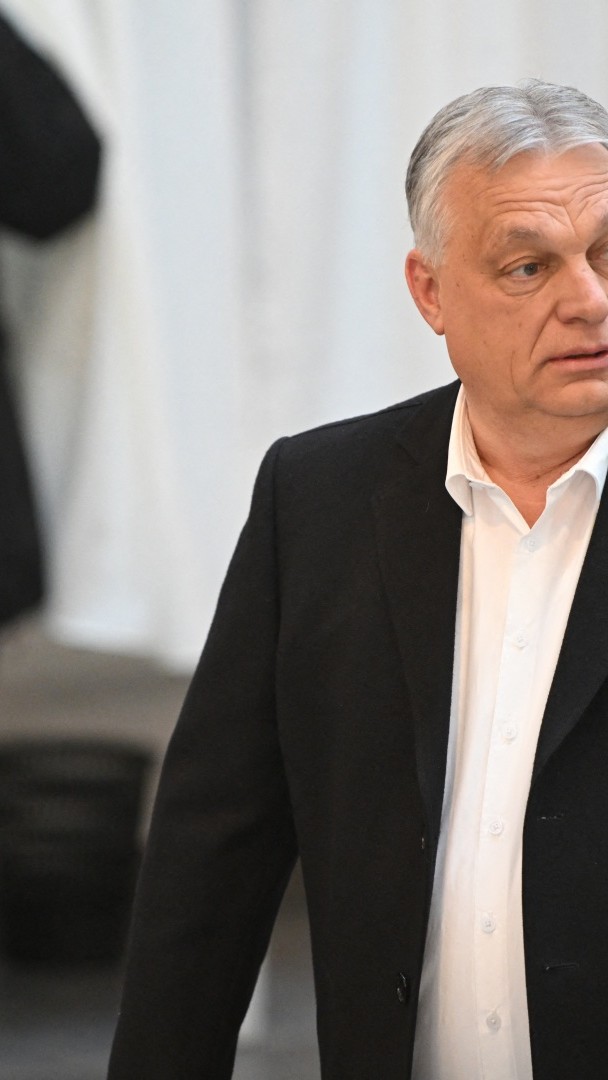 Après la défaite de Viktor Orbán, les oligarques fuient la Hongrie 🇭🇺 Selon le Guardian, depuis la victoire de Peter Magyar, les oligarques proches de Viktor Orbán cherchent à déplacer leur fortune hors de Hongrie, voir à fuir le pays dans certains cas. 🎙️ Priscillia Levyne