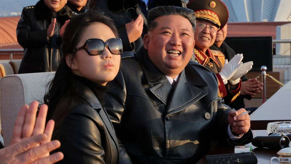 BBCニュース - 革や毛皮、西側のブランド……金正恩氏の娘のファッションから分かること