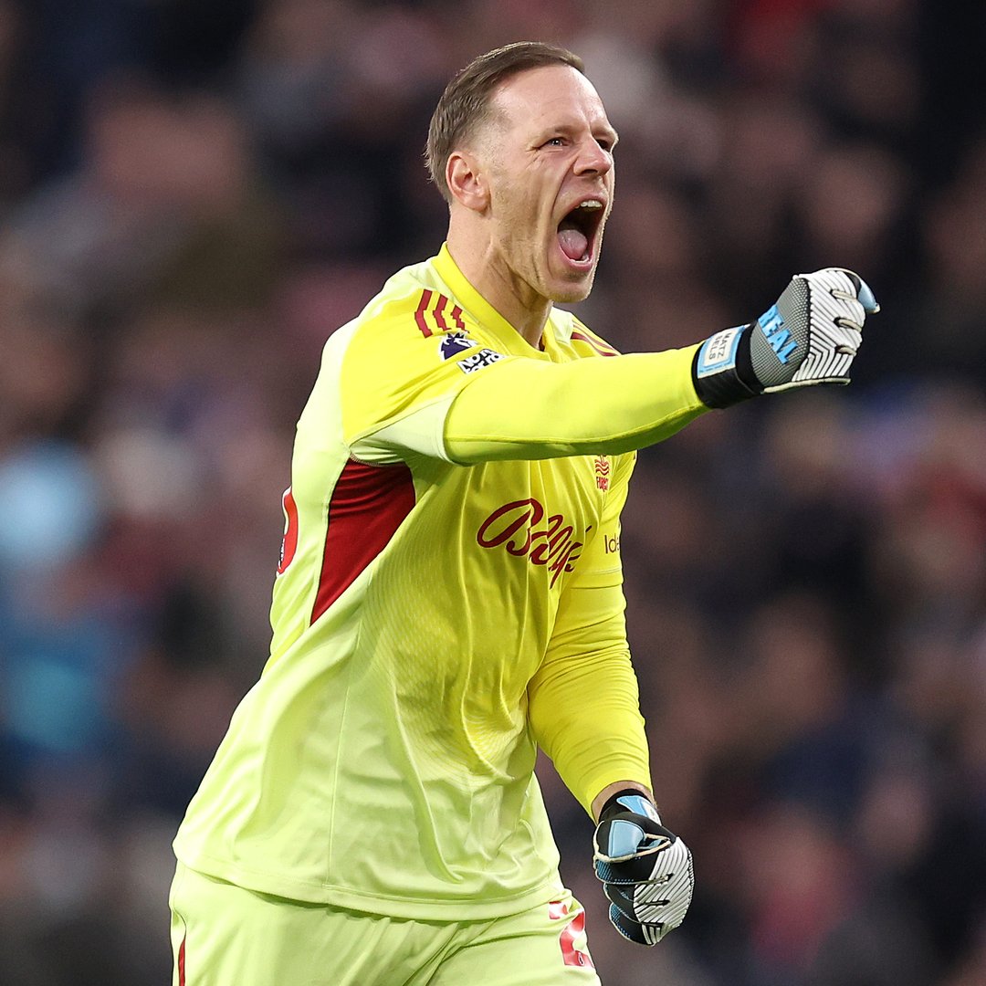 Just wait for the reaction... 👊 Was Matz Sels' penalty save the best stop of the weekend? Take a look...