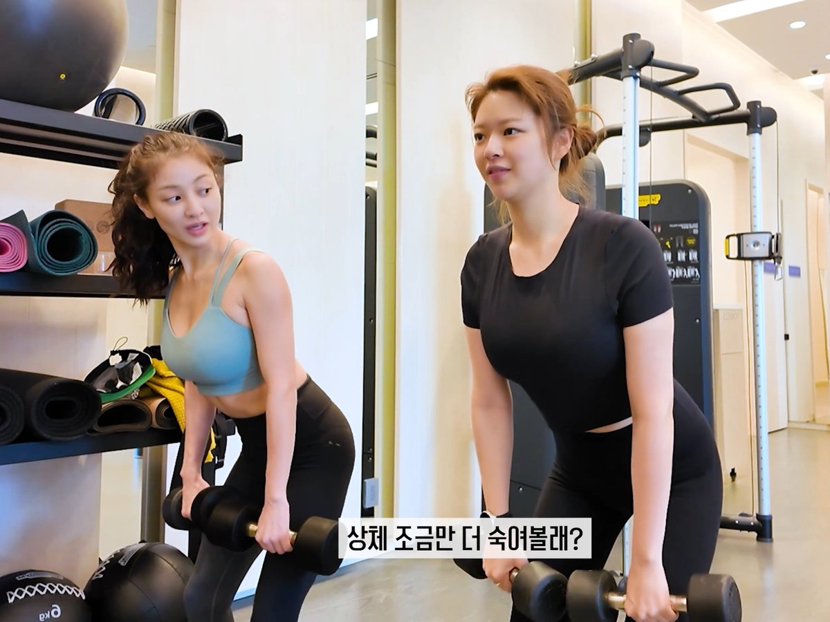 JIHYO AND JEONGYEON WORKING OUT AT THE GYM