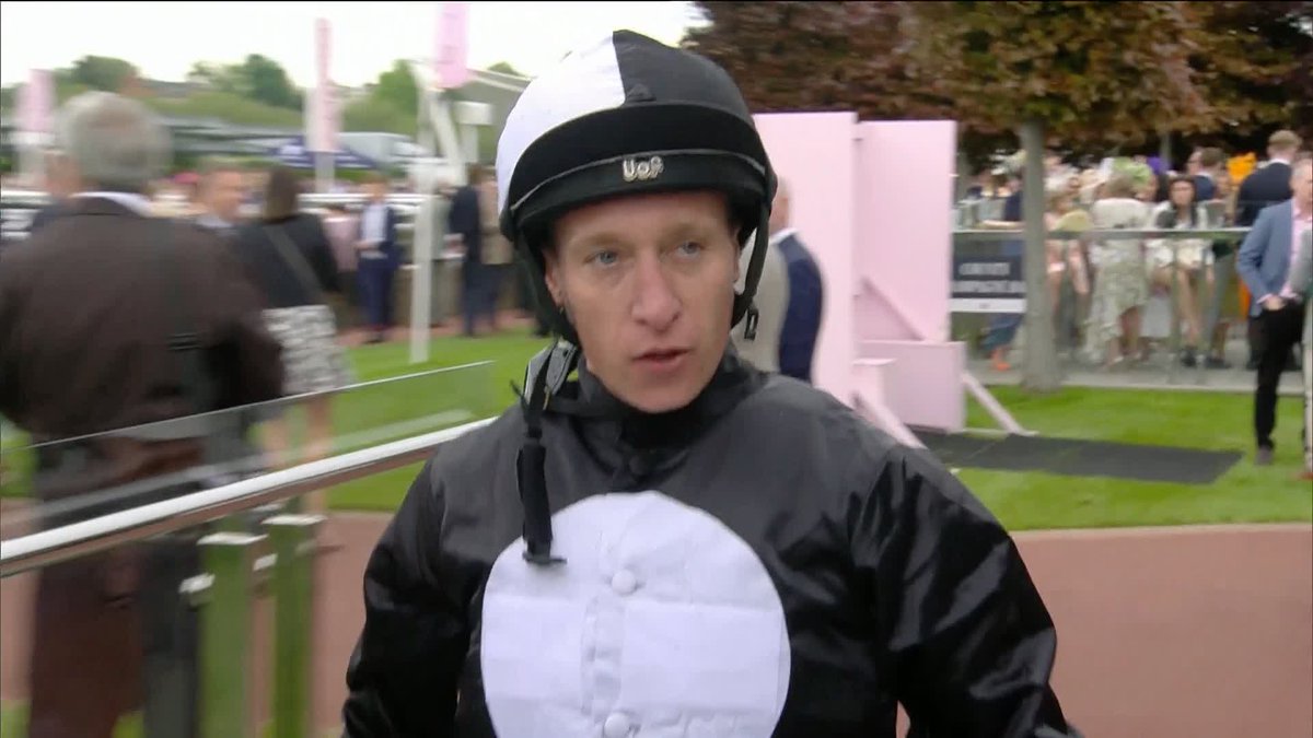 🗣"It felt safe enough to me" Oli speaks to a few of the jockeys about the ground after our previous race #ITVRacing | Oli Bell