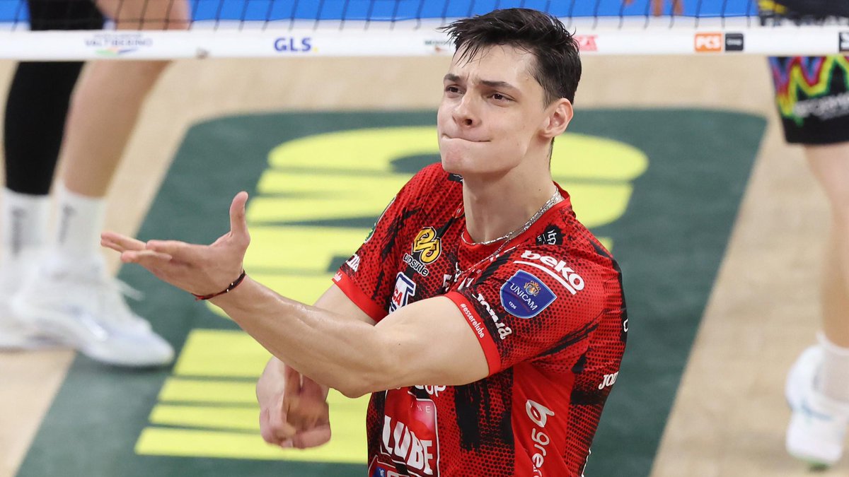 #SuperLega 🇮🇹: Didn’t get the trophy… but left a crater ☄️ Alex Nikolov uncorks a MONSTER down-the-line hit and sends it bouncing into the third row at PalaBarton. 💥 👉 Re-watch the Finals on VBTV: 🏐 #Pallavolo #Volleyball
