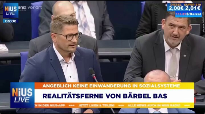 Bärbel Bas, SPD-Arbeitsministerin, schafft es nicht, die halbe Milliarde für Ausländer beim Bürgergeld auch nur zu kommentieren. Stattdessen schweigt sie, lenkt ab, lügt – und hat dafür gerade mal einen Hauptschulabschluss. Es ist nicht der Abschluss, der stört. Es ist die Kombination aus fehlender Eignung, fehlendem Wissen und fehlendem Willen, sich wenigstens in die Fakten einzuarbeiten. Lisa Paus, einst Ministerin für Familien, erklärte der Nation: Frauen mit Penis sind Frauen – wenn sie sich nur dazu erklären. Das ist kein akademischer Diskurs mehr, das ist die Durchsetzung einer Ideologie, die mit Biologie nichts zu tun hat. In den 60ern hätte man dafür noch die „weißen Turnschuhe“ geholt. Heute sitzen solche Leute im Ministerium. Das Problem ist nicht der Hauptschulabschluss. Das Problem ist, dass die Trägerinnen dieses Abschlusses sich weigern, ihre offensichtlichen Wissenslücken zu schließen und stattdessen das Land mit falschen Behauptungen und absurden Geschlechtertheorien regieren. Dummheit ist kein Verbrechen – aber Dummheit im Amt, gepaart mit Arroganz, gehört bestraft. #Bas #Paus #SPD #Grüne #Bürgergeld #Genderwahn #MinisterielleUnfähigkeit