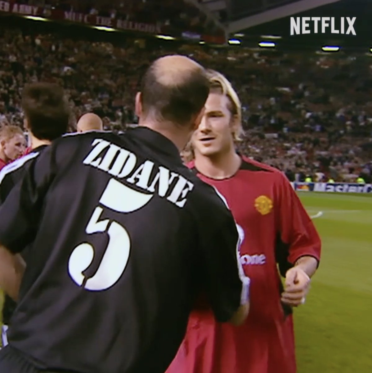 “You come to Madrid?” Zinedine Zidane telling David Beckham to join Real Madrid after the famous UEFA Champions League quarter-final clash between Manchester United and Real Madrid is legendary 🐐🐐 📺 Beckham