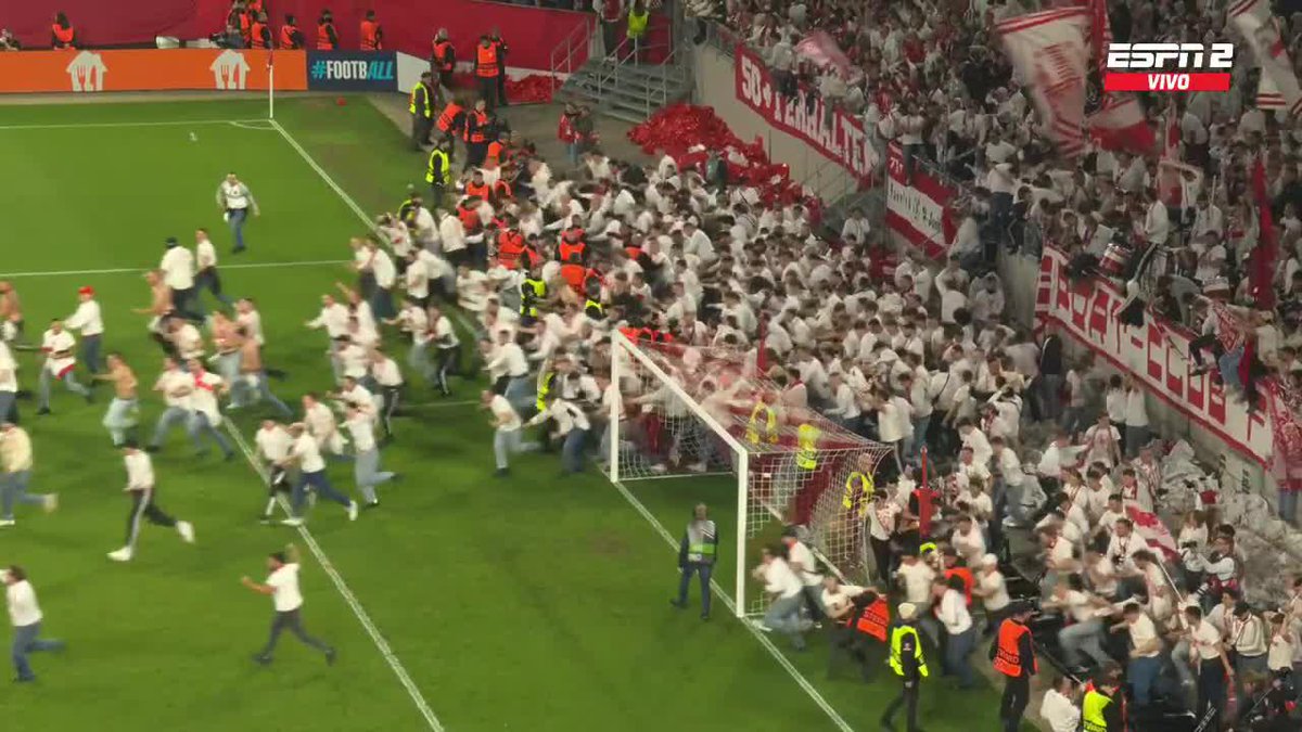 Jajajaja miren a la gente del Friburgo al terminar el partido. Absolutamente cine. Acaban de llegar a la primera final de su historia. 🇩🇪