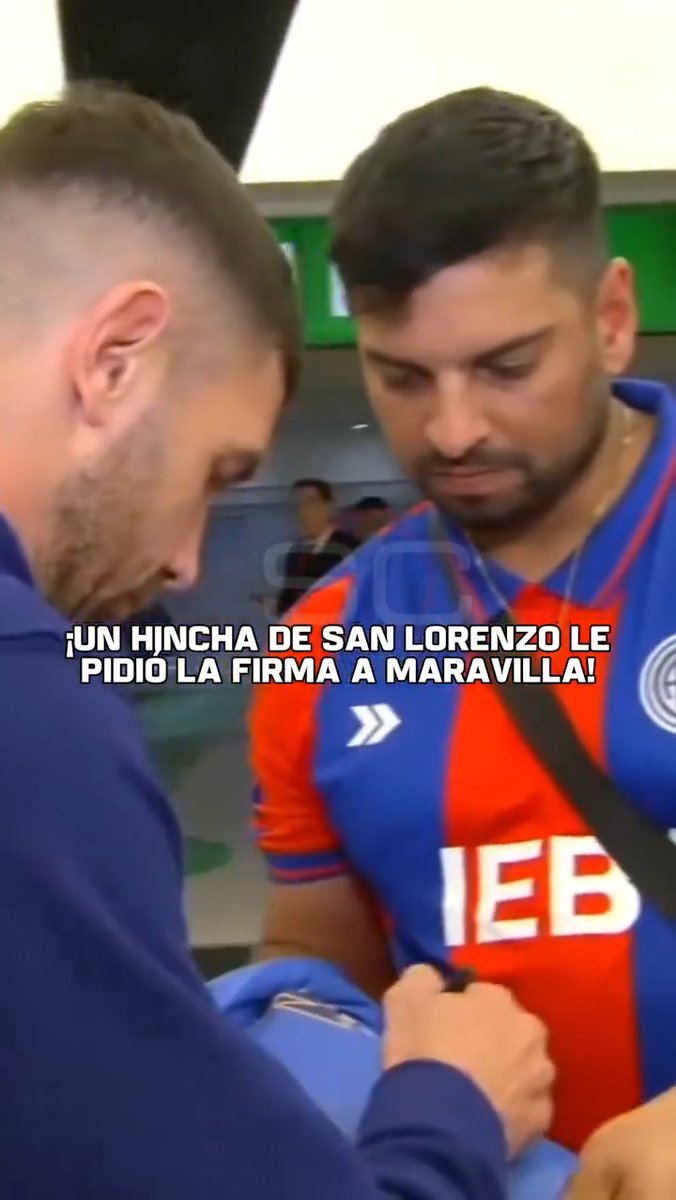 ¡UN DELANTERO QUERIDO POR TODOS! En la llegada de Racing a Buenos Aires, un hincha de San Lorenzo ¡le pidió a Maravilla Martínez que le firme una camiseta!
