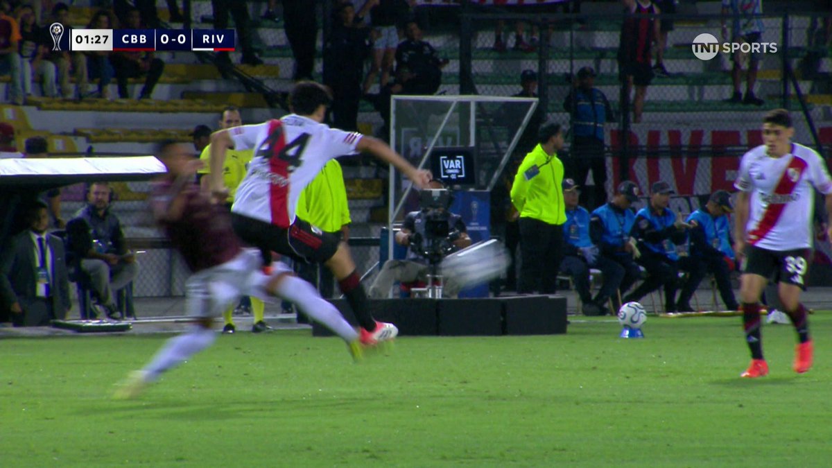 Sí. Lucas Silva realiza esta criminal plancha sobre el jugador de Carabobo. El árbitro nisiquiera lo amonestó.
