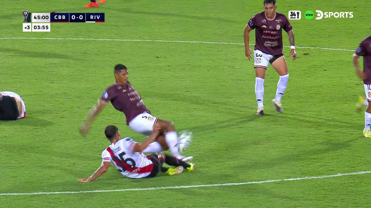 Sí. Luego de perdonarle la tarjeta roja a Lucas Silva, el VAR llamó al árbitro para que el equipo venezolano se quede con un jugador menos en el primer tiempo. Torneo local o Sudamericana, siempre el mismo equipo beneficiado por el arbitraje.