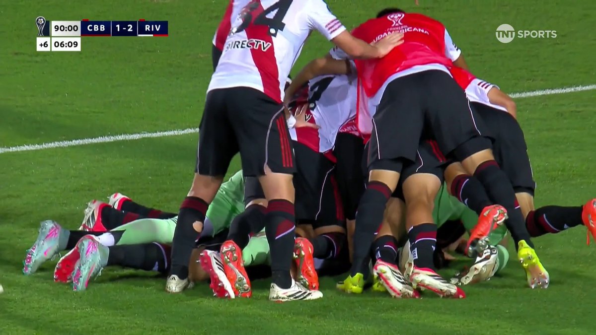 Colidio le fue a gritar el gol en la cara a Bruera. Necesito otra cámara que lo haya agarrado, POR DIOS!