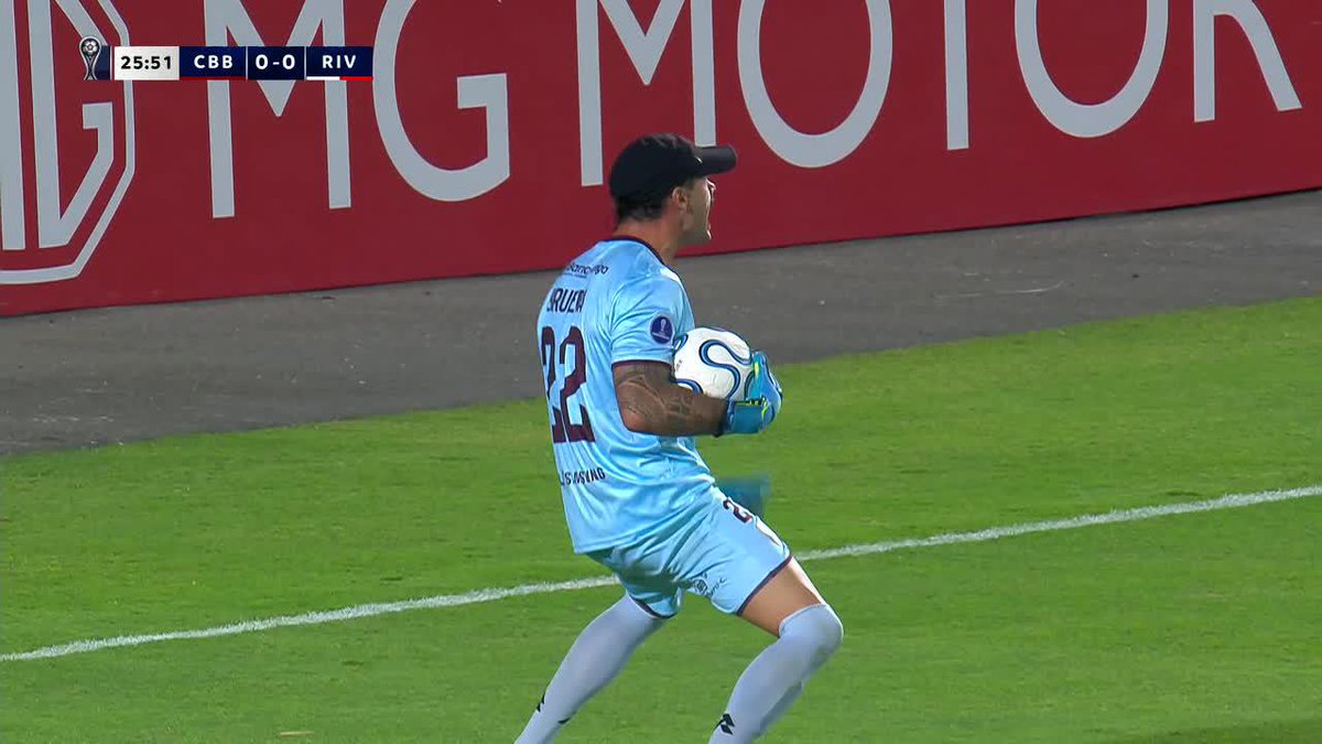 ¿LO PUSO NERVIOSO CON SU LOCURA PREVIA? Bruera esperó el disparo agachado y le terminó atajando un furioso penal a Juanfer Quintero, para evitar el 1-0 de River vs. Carabobo... 😎 ¿El festejo? ¡¡MUCHAS AGALLAS!!