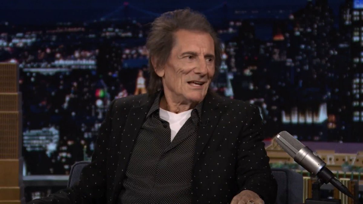.Ronnie Wood and The The Rolling Stones teamed up with legends like Paul McCartney and Steve Winwood on their new album Foreign Tongues! #FallonTonight