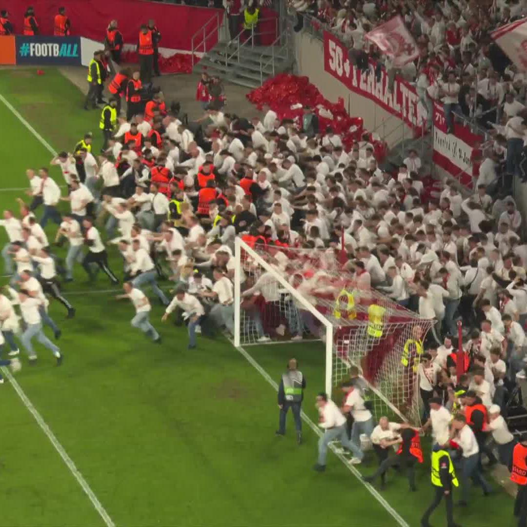 Po postupu do finále Evropské ligy se včera část fanoušků Freiburgu vydala na hřiště, kde s týmem slavila historický úspěch klubu, který ve své 121leté historii dosud nezískal žádnou velkou trofej.
