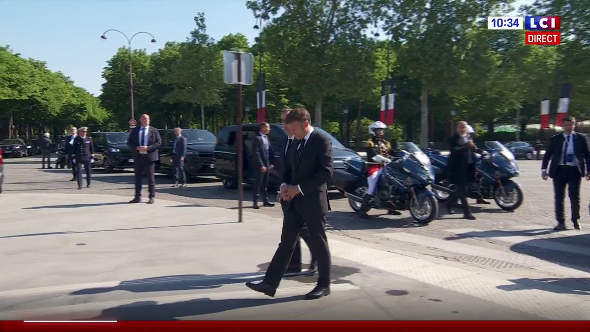 🔴8-Mai 1945 : La cérémonie de la victoire 🇫🇷 La Marseillaise a été entonnée. Emmanuel Macron a déposé la gerbe devant la statue du Général De Gaulle. ➡️ Suivez en direct sur LCI la cérémonie