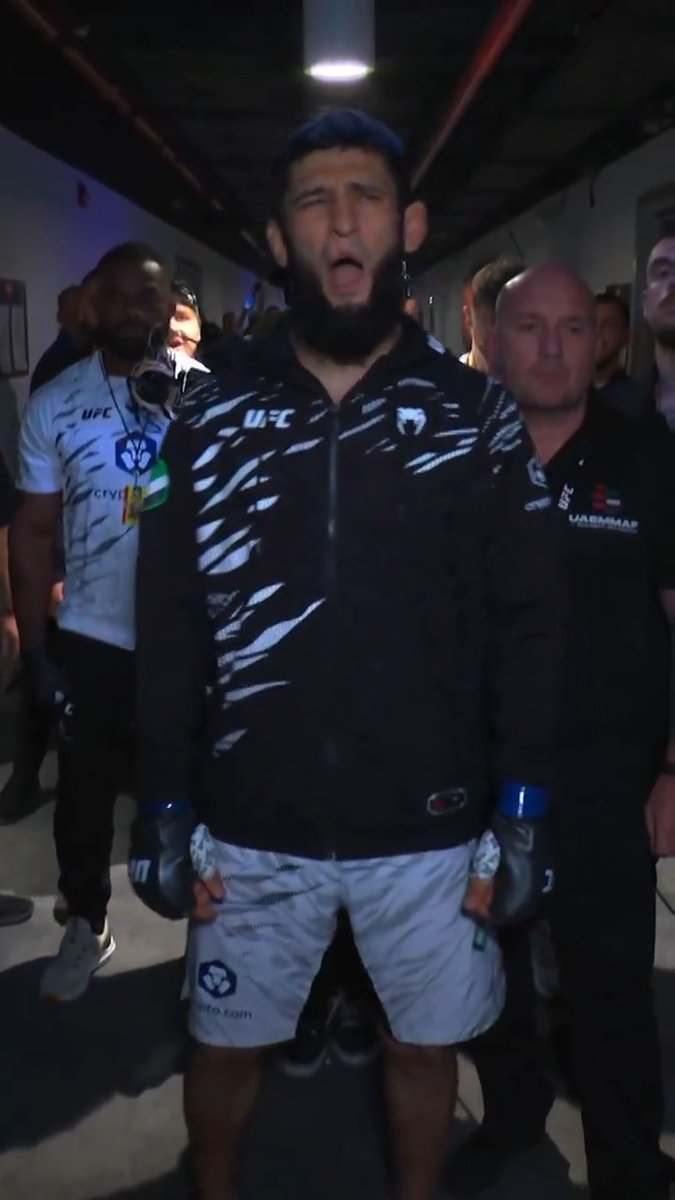 Inside the tunnel... 🐺 🏆 #UFC328 Khamzat Chimaev wastes no time getting to the Octagon!
