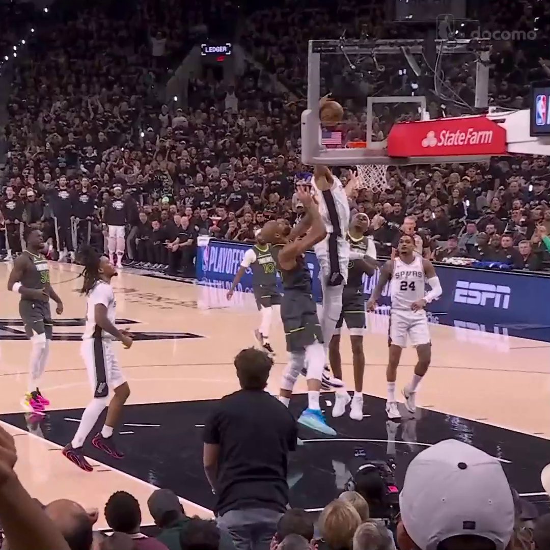 【ドコモエンタメ通信】🏀NBA docomo編 5月7日ウルブズvsスパーズの試合から ウェンバンヤマ選手のプットバックダンクをお届け! プレイオフは熱い試合が盛りだくさん! \\アリーナ大盛り上がり🙌//